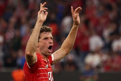 Kocak! Dimintai Tolong Bocah untuk Fotoin Mane, Muller Malahan Selfie