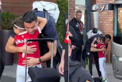Gemas! Bocil Fans MU Ini Berhasil Peluk Ronaldo Usai Lari-lari Terobos Kerumunan