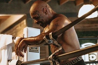 Tertangkap Kamera Gunakan Kursi Roda, Ajal Mike Tyson Beneran Sudah Dekat?