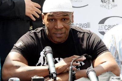 Gila! Petinju Ini Tetap Tantang Mike Tyson yang Sedang Sakit-sakitan