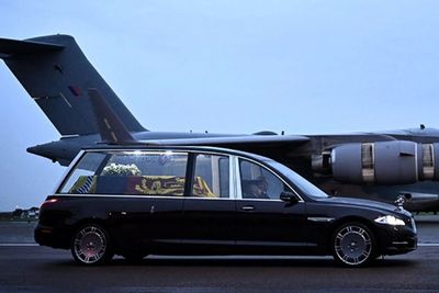 Jenazah Ratu Elizabeth II Dibawa Menggunakan Mobil Jaguar XJ 2010 yang Sudah Dimodifikasi