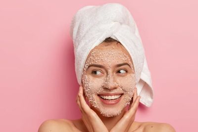 Scrub vs Cleanser: Mana yang Dipakai Lebih Dulu?