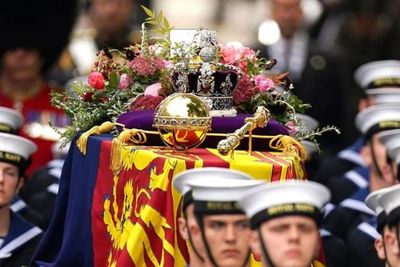 Dihiasi Ribuan Berlian, Ternyata Segini Berat Mahkota Ratu Elizabeth II