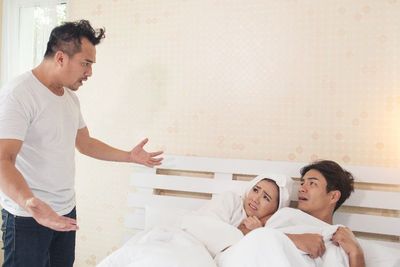 Adam Levine & Reza Arap Diisukan Selingkuh, Ini Penyebab Orang Selingkuh Menurut Psikologi