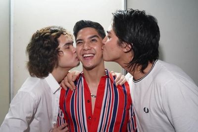 Potret Akur El dan Dul Cium Pipi Al Gemesin Banget, Netizen: Sibling Goals!