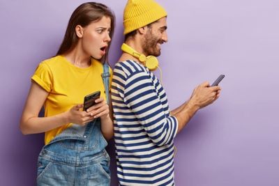 3 Cara Mudah Mendeteksi Pasangan Selingkuh, Dari Feeling dan Chatting Juga Bisa