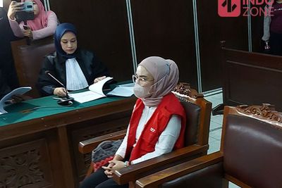 Minta Hukuman Diringankan, Medina Zein Menangis saat Ajukan Pledoi