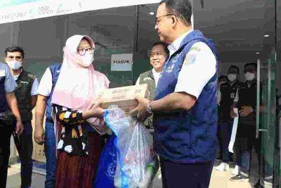 Anies Salurkan Bantuan Pangan Murah Bersubsidi, Beban Warga Diharapkan Berkurang