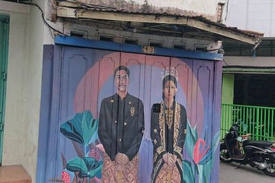 Mural Foto Pernikahan Kaesang dan Erina Terpampang Nyata di Jalanan Solo, Sudah Sah?