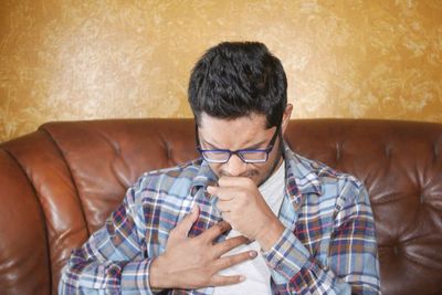 9 Obat Batuk Berdahak Paling Ampuh di Apotek dan Bahan Alami