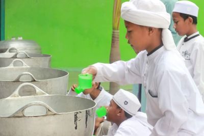 Ribuan Santri Tiba-tiba Berebut Air, Tradisi Rebo Wakasan Dipercaya Bisa Menolak Bala