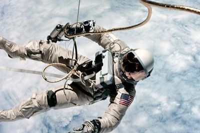 Video Langka Astronot Kesulitan Berjalan di Bulan, Ternyata Harus Jatuh-Bangun