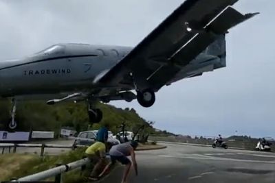 Momen Warga Melihat Pesawat Mendarat dari Dekat Nyaris Kena Kepala