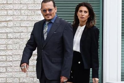 Johnny Depp Diduga Pacaran dengan Joelle Rich, Pengacara yang Membelanya di Persidangan