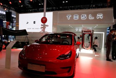 Tesla Tarik 1 Juta Kendaraan Gara-gara Jendela Mobil Bisa Hancurkan Jari