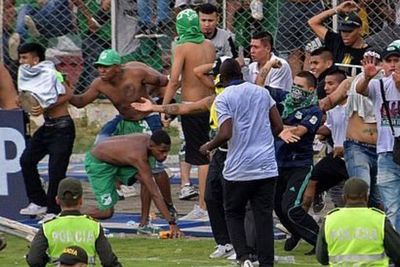 Rusuh! 1.400 Fans Masuk Lapangan, Serang Pemain dan Pelatih Sendiri