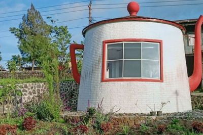 Hotel dengan Bentuk Unik, Teapot House Berikan Pengalaman Menginap di Dalam Teko