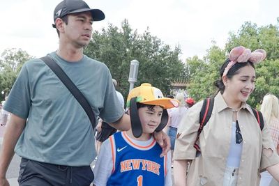 Momen Rafathar Traveling ke Disneyland Amerika, Naik Roller Coaster Gak Takut Sama Sekali