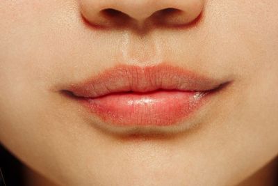 5 Kebiasaan yang Membuat Bibir Makin Kering Kerontang: Hati - hati Pilih Lip Balm!