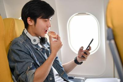 Pakar Ungkap Kenapa Ponsel Harus Dialihkan ke Mode Pesawat saat Lepas Landas dan Mendarat