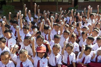 Ada Peristiwa Langka di Jepara, Puluhan Siswa SD Dihujani Telur Asin! Apa Tujuannya?