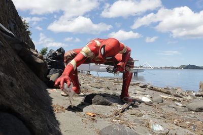 Gokil! Spiderman Parepare Temukan Banyak Benda Ini Saat Beraksi di Pesisir Pantai Cempae