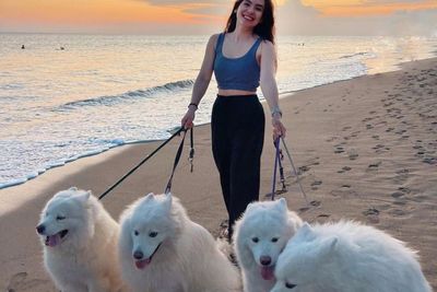 Heboh Rumor Punya Anak, Style Steffi Zamora Jalan ke Pantai Bareng Anjing Jadi Sorotan