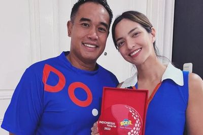 Nia Ramadhani dan Ardi Mesra Pamer Piala Golf Bajunya Couple: Makin Segar kalau Gemuk Gini