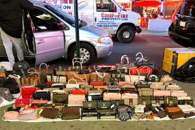Dikenal Sebagai Kota Fashion, Ternyata New York Banyak Barang KW, Dijual di Atas Trotoar