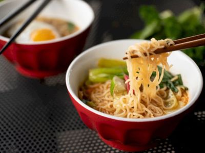 Reaksi Pria Pengidap Gerd saat Beranikan Diri Makan Mie Instan usai 5 Tahun Puasa