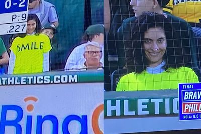 Ada Wanita Nonstop Senyum di Pertandingan Baseball, Ternyata Gimmick Marketing Film Horor
