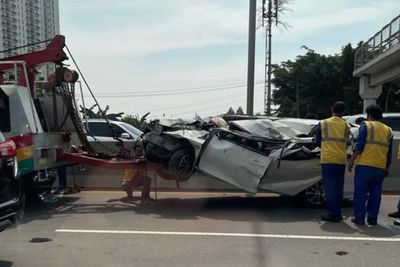 Kecelakaan Maut! Toyota Calya Terbalik Usai Tabrak Mobil Boks di Tol JORR, 2 Orang Tewas
