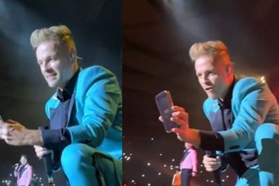 Kocak, Nicky Byrne Westlife Gagal Selfie Pakai HP Fans Gara-Gara Memori Penuh