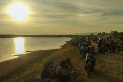 Berburu Senja di Pinggir Tambak Garam, Vibes-nya Seperti Healing di Pantai: Seru Deh!