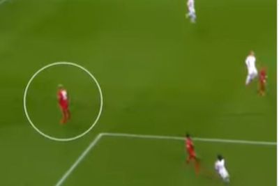 Kayak di Game FIFA, Pemain Bundesliga Ini Tiba-tiba Ngebug di Tengah Lapangan