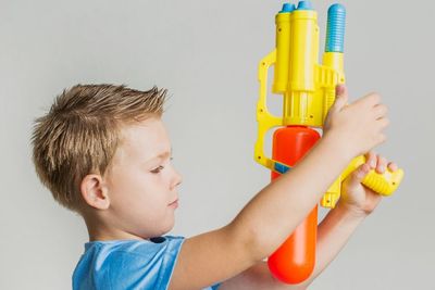 Dikira Pistol Mainan, Anak Laki-laki Ini Tembak Ibunya Sendiri!
