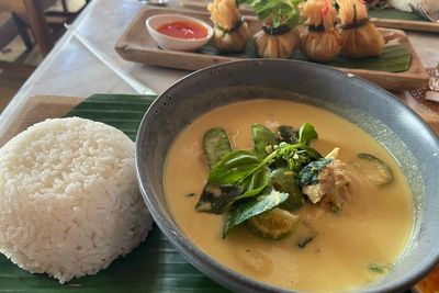 Bukan Nasi Pedas, Tapi Turis Rela Antre di Warung Siam Ubud Demi Seporsi Menu Ini!