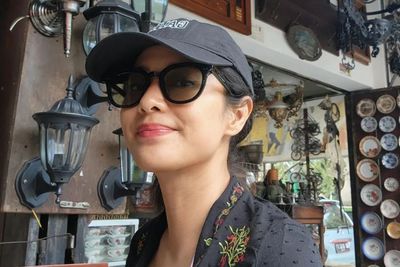 Dian Sastro Terciduk Jajal Kebaya di Pasar Barang Bekas, Netizen: Antik vs Cantik