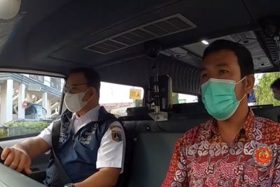 Anies Baswedan Mendadak Jadi Sopir Angkot, Antar Emak-emak ke Pasar