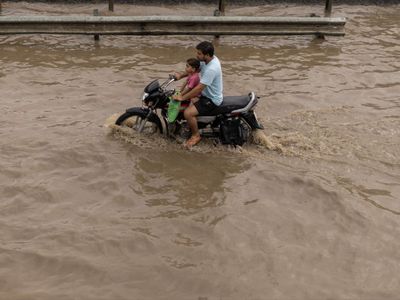 6 Tips Menerjang Banjir dengan Motor, Gen-Z Wajib Tahu!