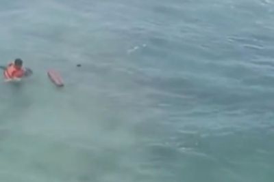 Detik-Detik Penyelamatan Guru Besar UGM yang Terseret Ombak saat Berfoto di Pinggir Pantai