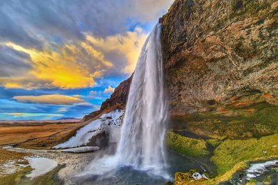 Bikin Nggak Mau Pulang! Seljalandsfoss, Air Terjun Paling Menakjubkan di Islandia