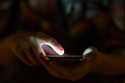 Hey Gen Z! Cahaya Biru dari Smartphone Bisa Bikin Cepat Tua, Ini Penjelasannya