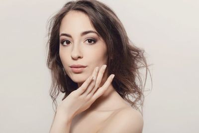 4 Cara Aplikasikan Foundation Cair Pakai Jari biar Gak Gagal Glowing