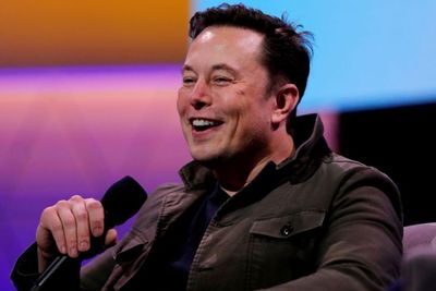 Elon Musk Diminta Punya 30 Anak oleh Ayahnya Sendiri, Gak Kebanyakan Tuh?
