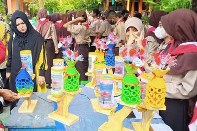 Peduli Lingkungan, Siswa SMP di Parepare Ubah Sampah Jadi Uang, Begini Caranya!