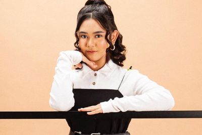 3 OOTD Ziva Magnolya Ubah Baju Putih Formal Jadi Kasual, Yuk Intip!