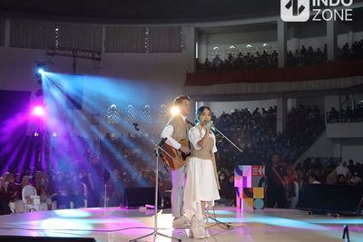 Gaya Outfit Aviwkila saat Manggung di Your Voice Matters Malang, Vintage Kekinian Abis!