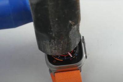 Apple Watch Ultra Dihantam Pakai Palu, Meja Tatakannya Pecah, Bagaimana Kondisi Jamnya?