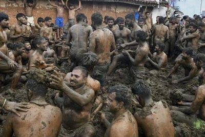 Di India, Orang-Orang Saling Lempar Kotoran Sapi saat Gorehabba, Tujuannya Biar Sehat